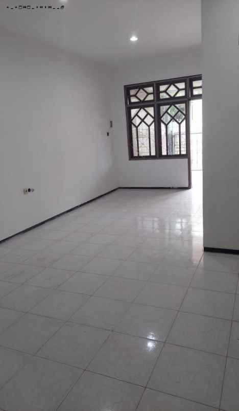 rumah rungkut mapan tengah strategis