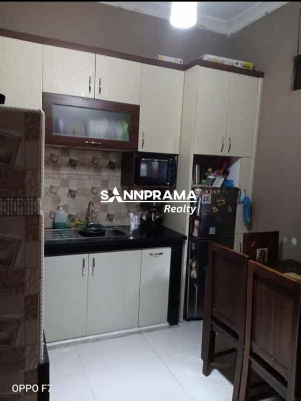 rumah second 3 lantai strategis di cipayung depok
