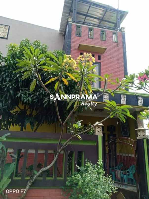 rumah second 3 lantai strategis di cipayung depok