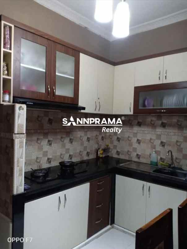 rumah second 3 lantai strategis di cipayung depok