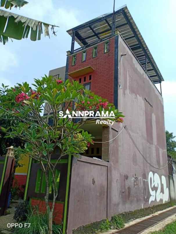 rumah second 3 lantai strategis di cipayung depok