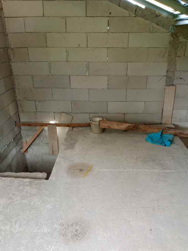 rumah setengah jadi balong kolam ikan