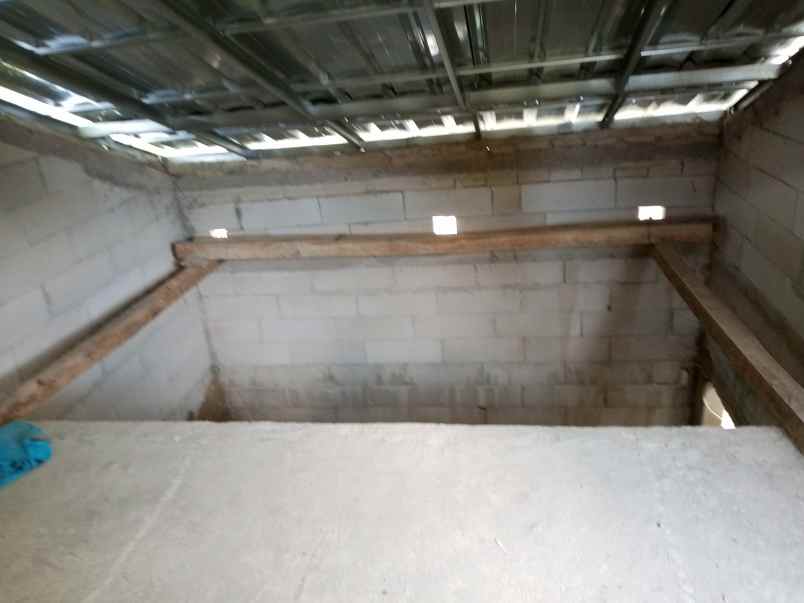 rumah setengah jadi balong kolam ikan