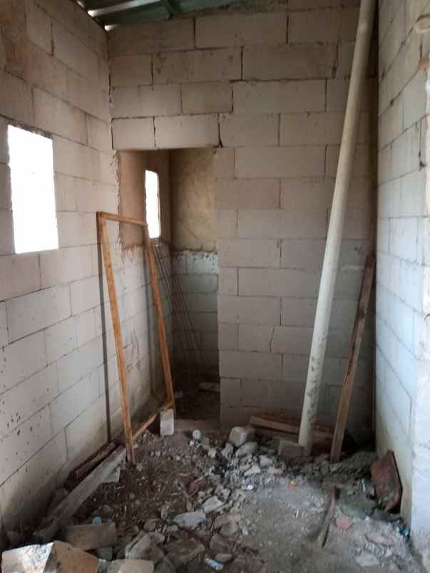 rumah setengah jadi balong kolam ikan