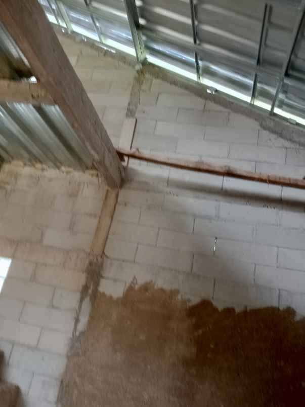 rumah setengah jadi balong kolam ikan