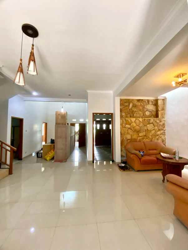 rumah strategis poros jalan dekat permata jingga