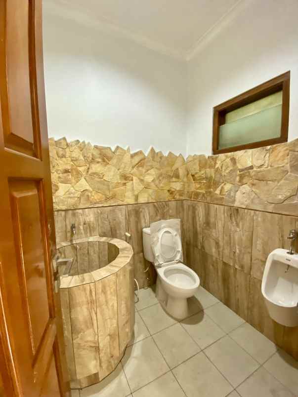 rumah strategis poros jalan dekat permata jingga