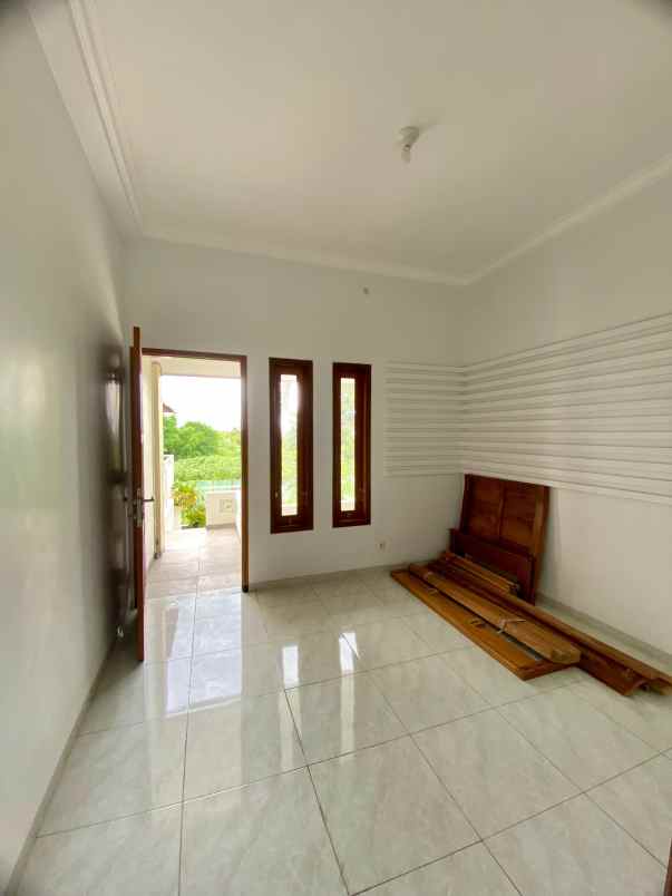 rumah strategis poros jalan dekat permata jingga