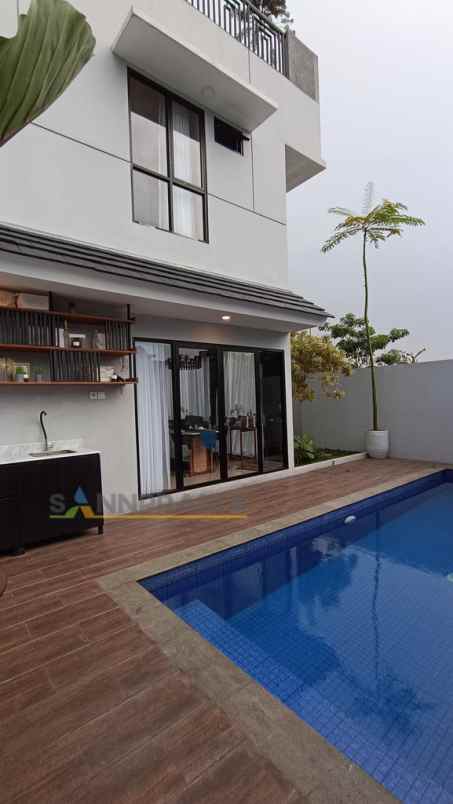 rumah suasana resort di kaki gunung salak bogor