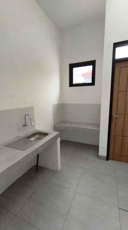 rumah tenggilis surabaya strategis carport