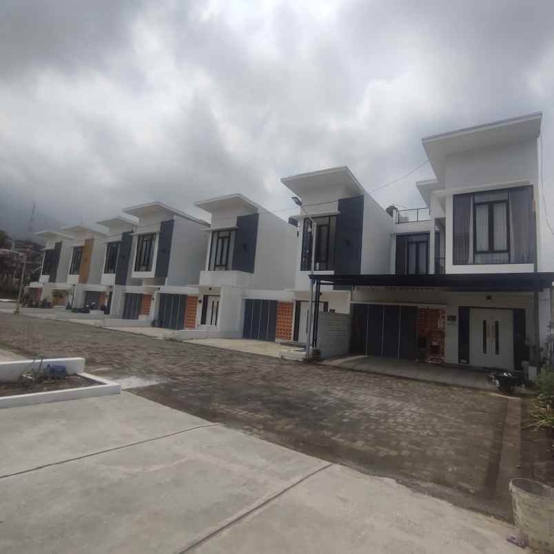 rumah villa 2 lantai ready stok dekat bns kota batu