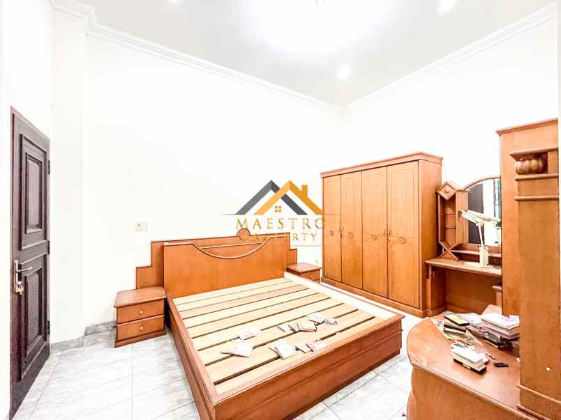 sangat limited dijual villa komplek taman polonia 5