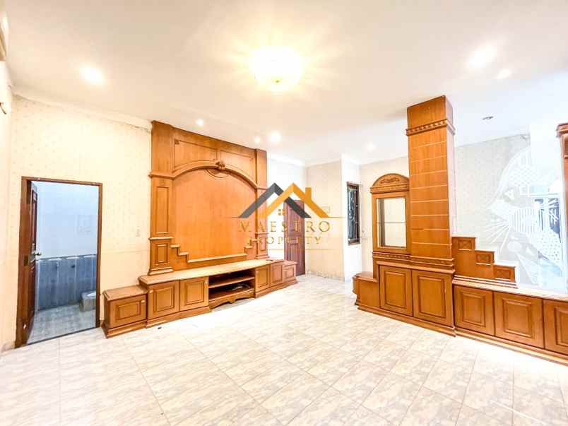 sangat limited dijual villa komplek taman polonia 5