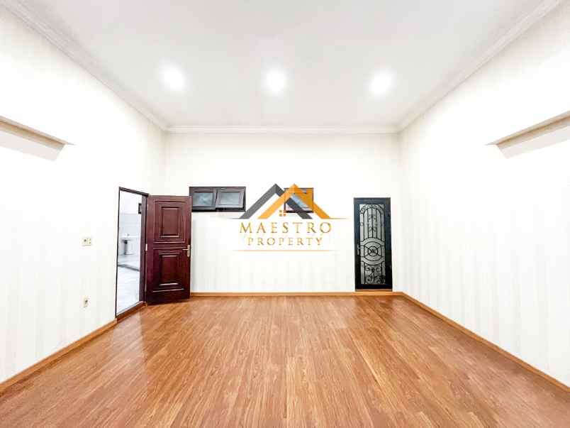 sangat limited dijual villa komplek taman polonia 5