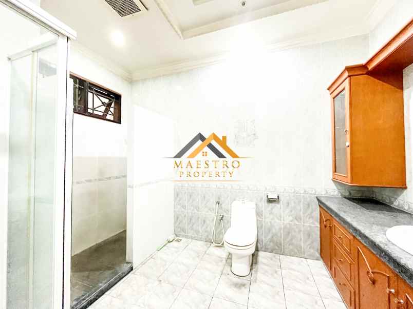 sangat limited dijual villa komplek taman polonia 5
