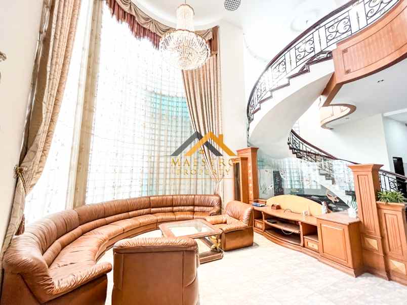 sangat limited dijual villa komplek taman polonia 5
