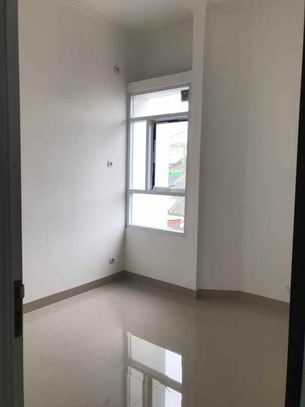 townhouse rumah 3 lantai di lokasi premium bintaro