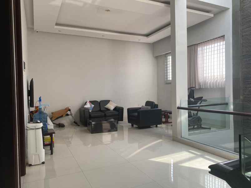 turun harga rumah klampis 2 lantai hadap barat