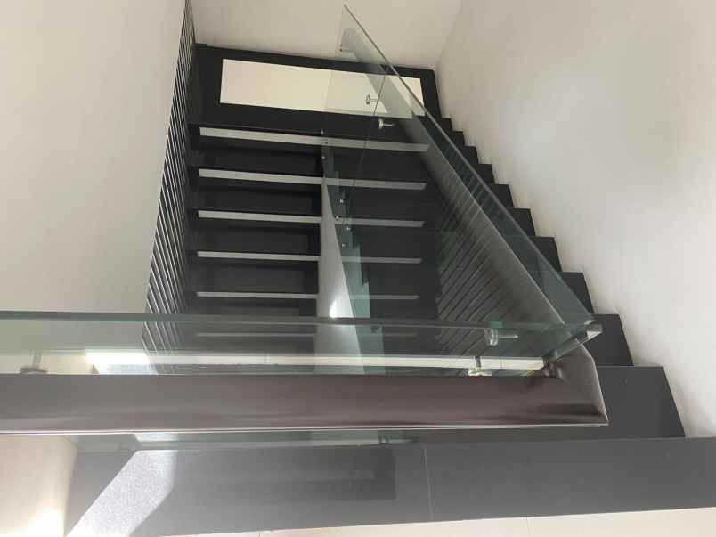 turun harga rumah klampis 2 lantai hadap barat