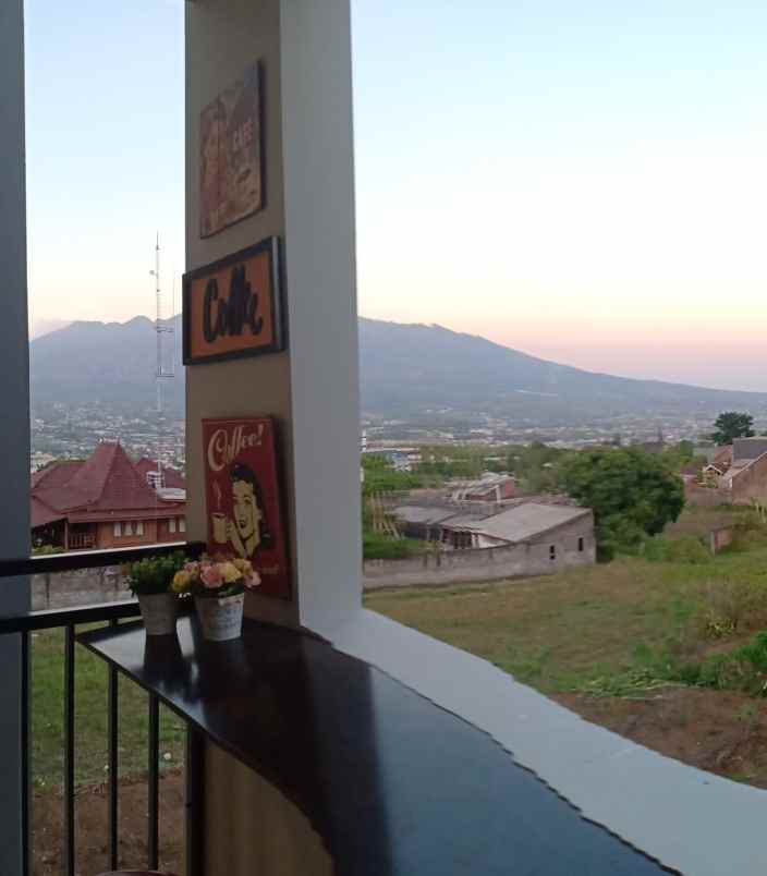 villa 2 lantai view menawan pegunungan kota batu