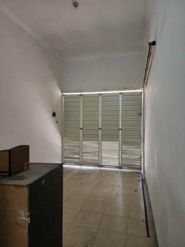 wisma permai surabaya rumah mungil row 3 mobil longgar