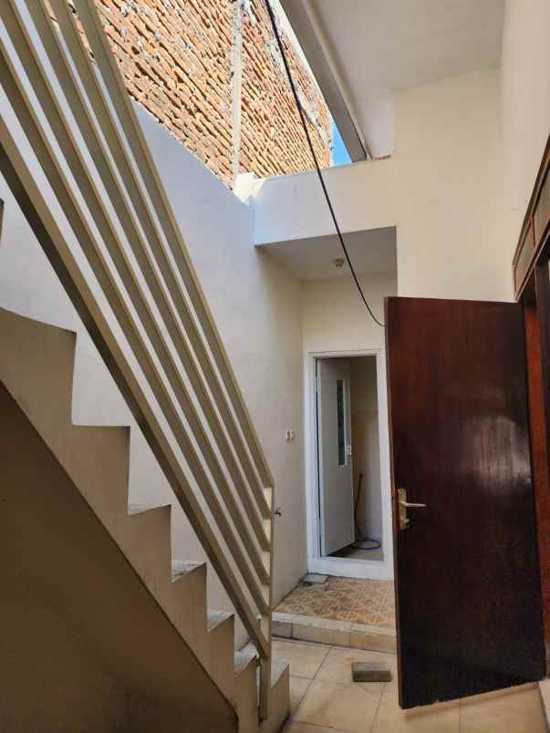 wisma permai surabaya rumah mungil row 3 mobil longgar