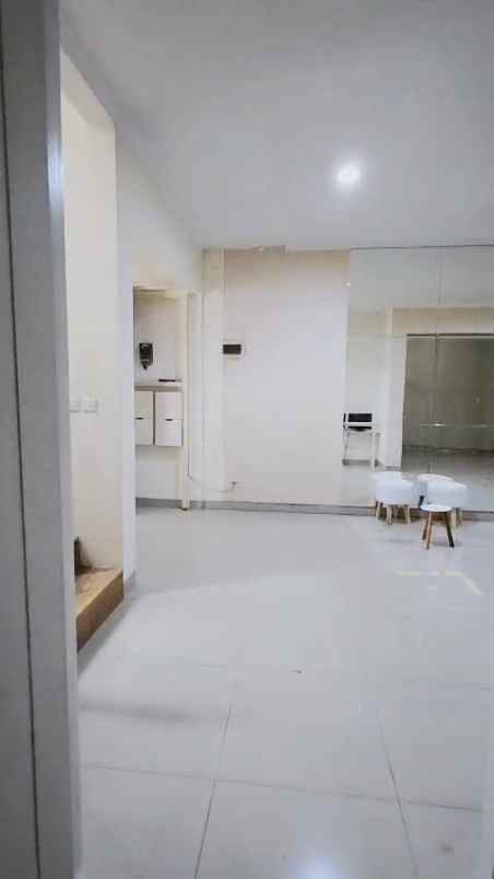 dijual cepat rumah 2 lantai the icon bsd terawat