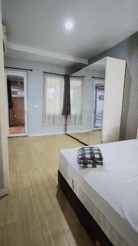 dijual cepat rumah 2 lantai the icon bsd terawat