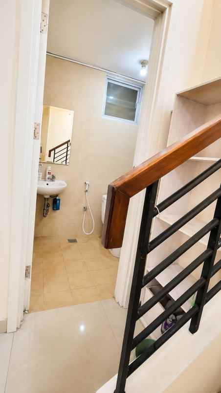 dijual cepat rumah 2 lantai the icon bsd terawat
