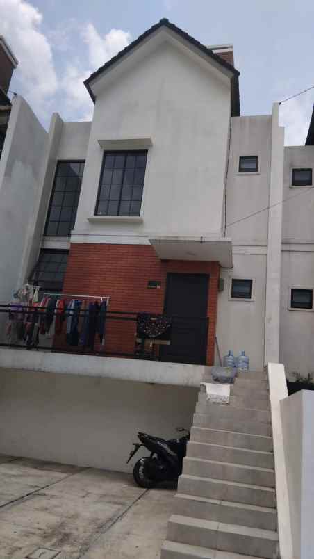 dijual rumah 2 lantai termurah dekat ke kota bandung