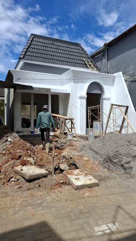 dijual rumah american classic di banyumanik semarang