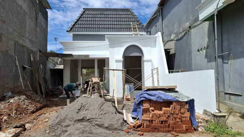 dijual rumah american classic di banyumanik semarang