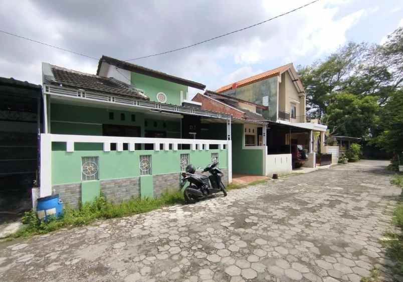 dijual rumah barat kampus isi