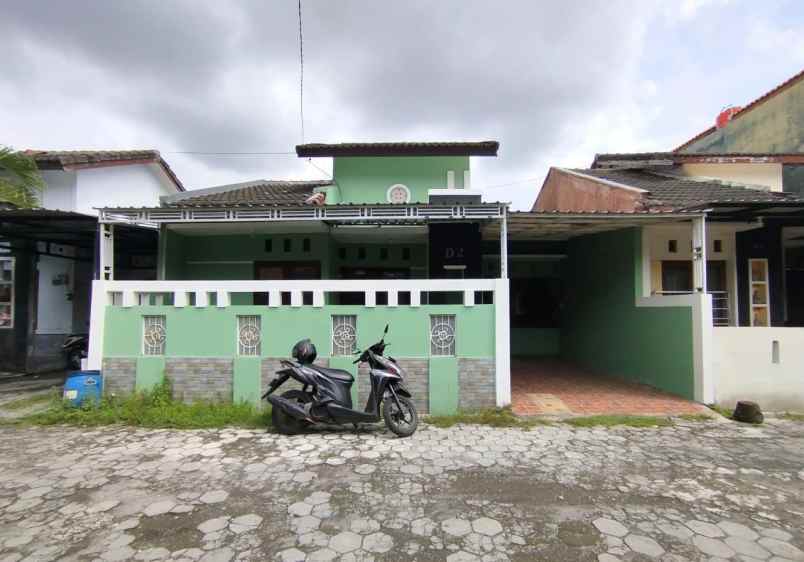 dijual rumah barat kampus isi