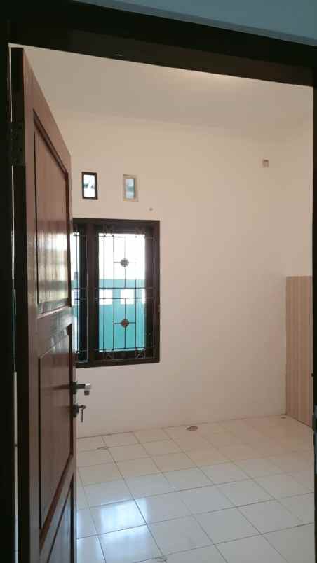 dijual rumah barat kampus isi