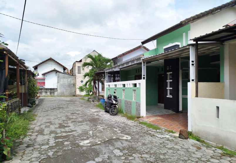 dijual rumah barat kampus isi