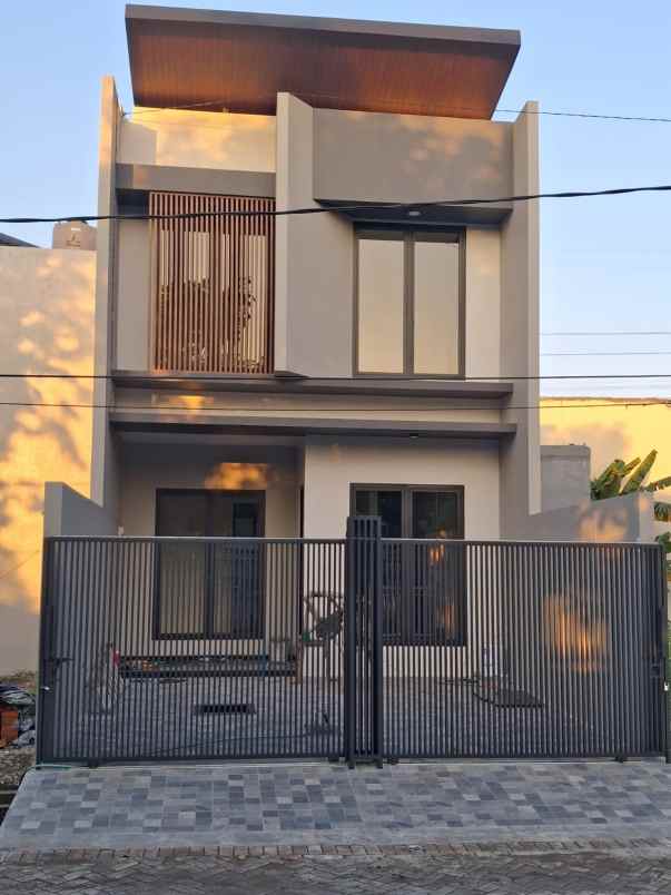 dijual rumah baru manyar surabaya timur 2 lantai hgb
