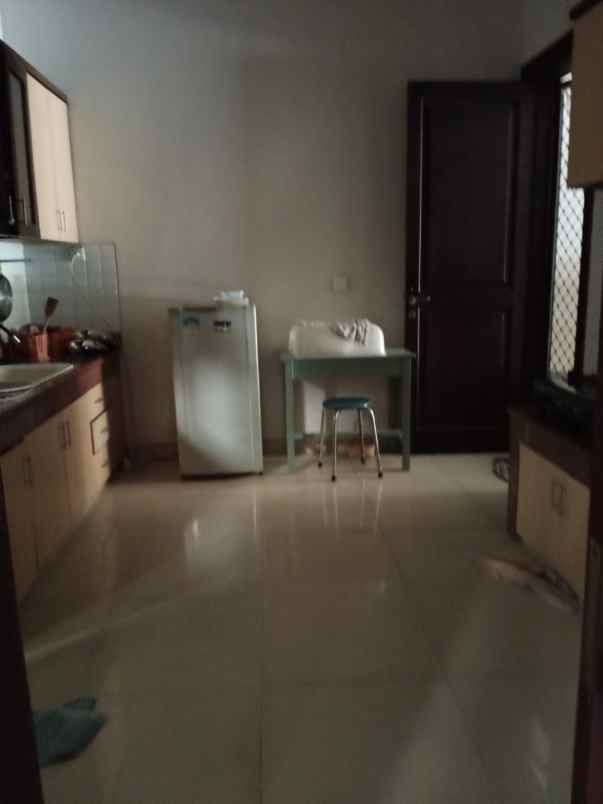 dijual rumah central park klampis regency