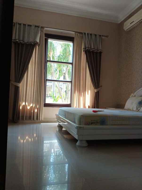 dijual rumah central park klampis regency