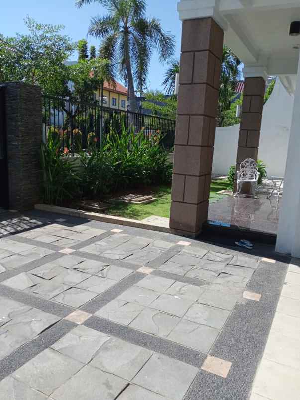 dijual rumah central park klampis regency