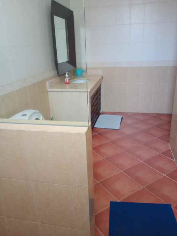 dijual rumah central park klampis regency