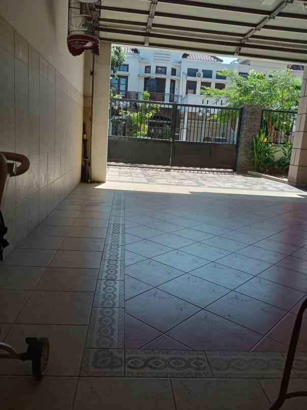 dijual rumah central park klampis regency