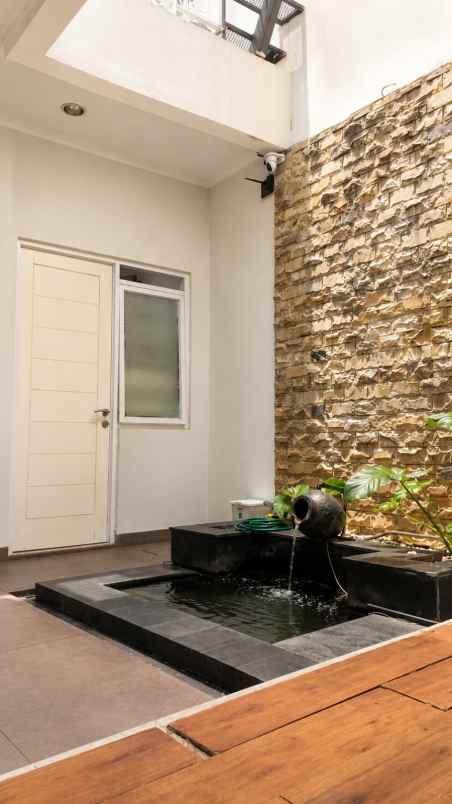 dijual rumah cirendeu