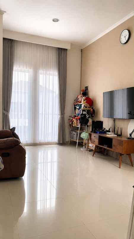 dijual rumah cirendeu
