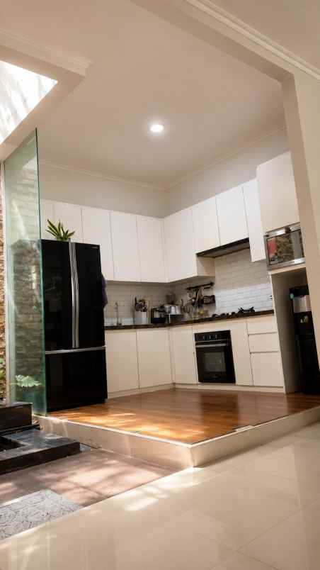 dijual rumah cirendeu