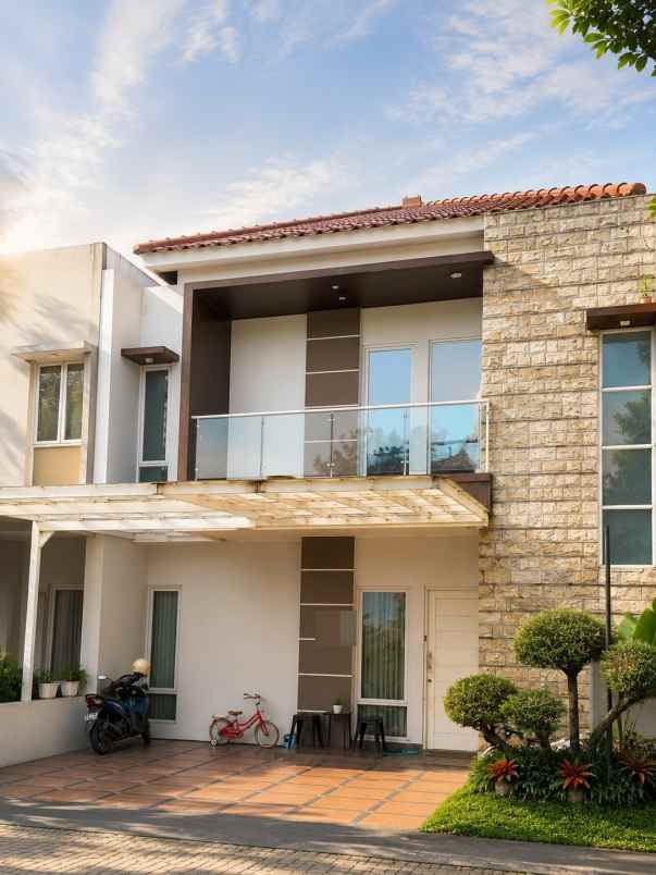 dijual rumah cirendeu