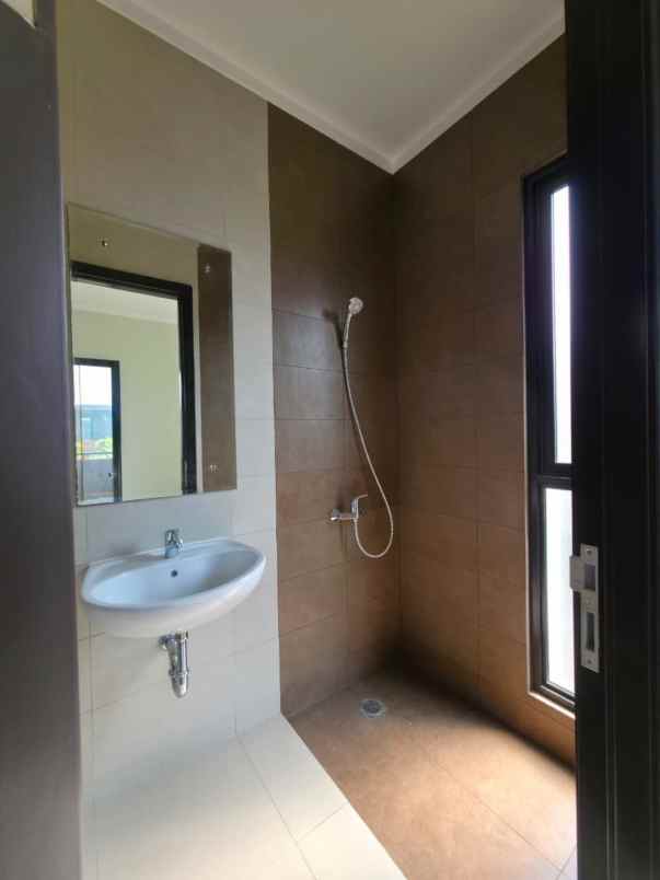 dijual rumah cluster regia summarecon