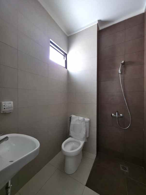 dijual rumah cluster regia summarecon