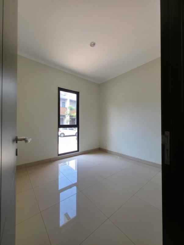 dijual rumah cluster regia summarecon