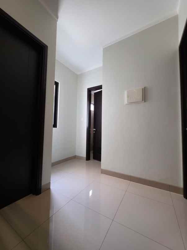 dijual rumah cluster regia summarecon